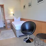 Zum Hafen Hotel *
